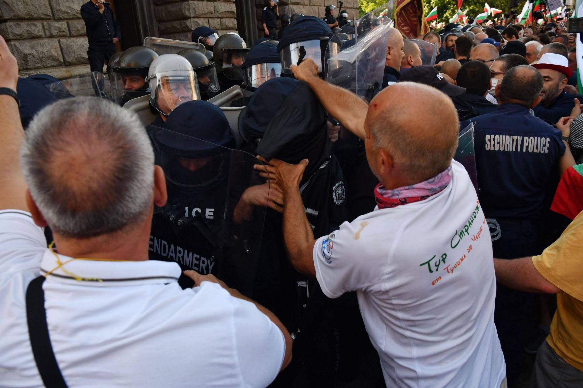 Някои протестиращи отнемат защитни средства на силите на реда