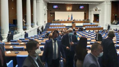 Депутатите от БСП попитаха от трибуната на парламента по време