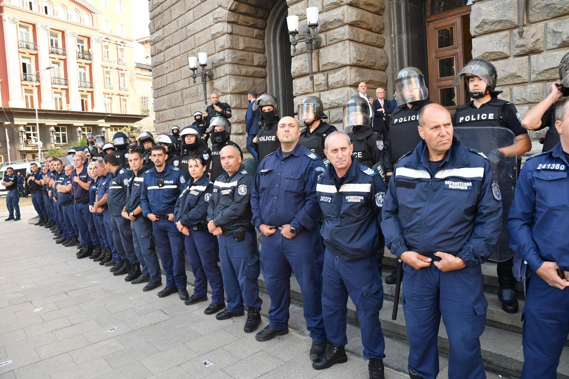 Около 10 ч. бяха изпратени идопълнителни сили за охрана на парламента
