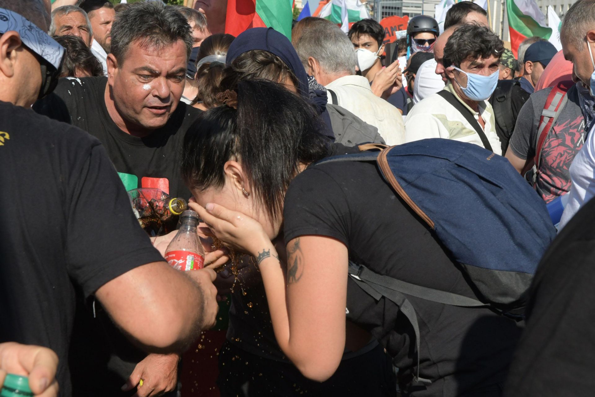 Към 10.30 ч втори опит за пробив в парламента, полицията отвърна със сълзотворен газ. Много полицаи и граждани пострадаха