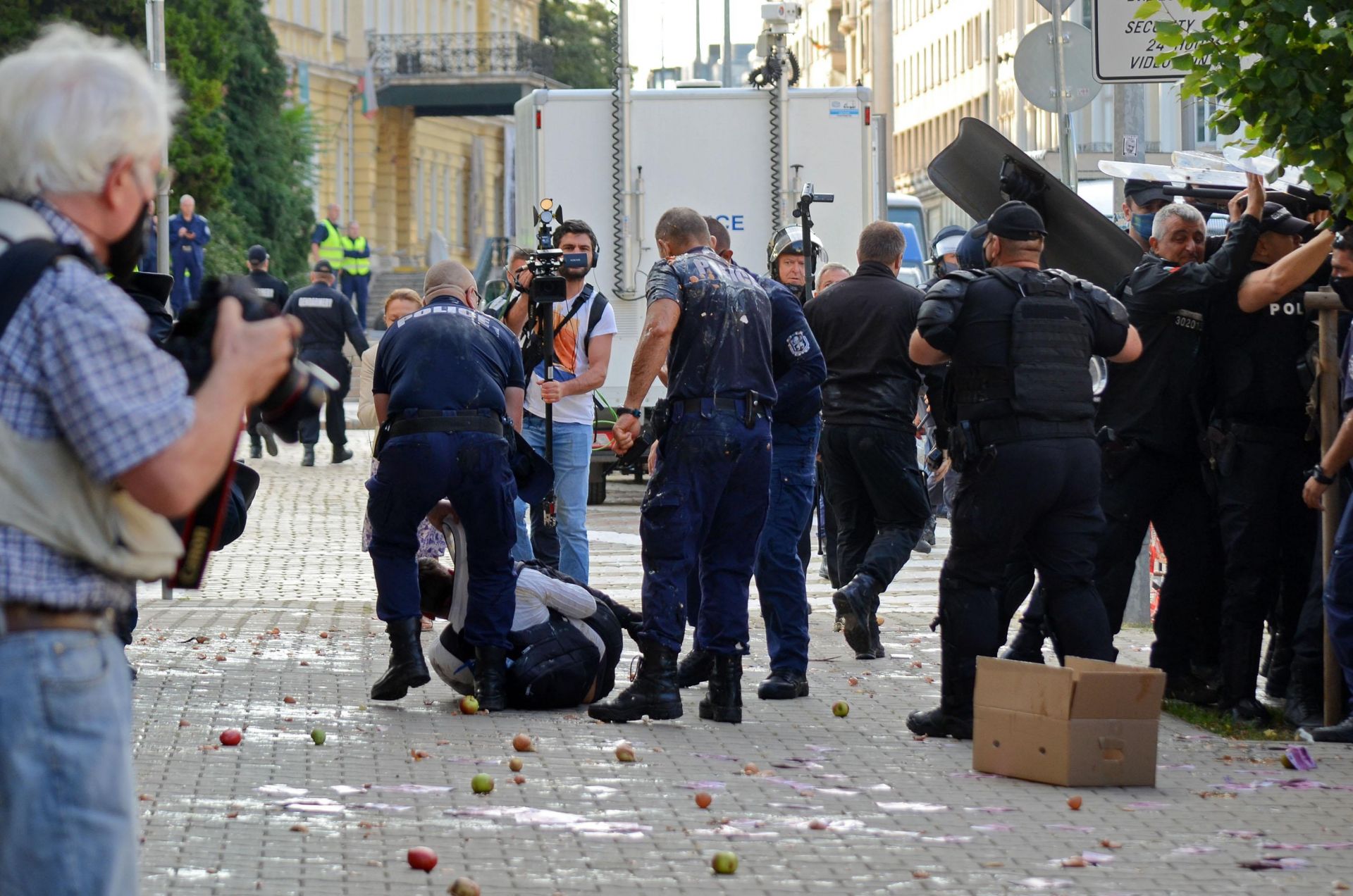 Към 11 ч трети опит за пробив от страна на протестиращите, десетки бяха изведени и арестувани от полицаите.