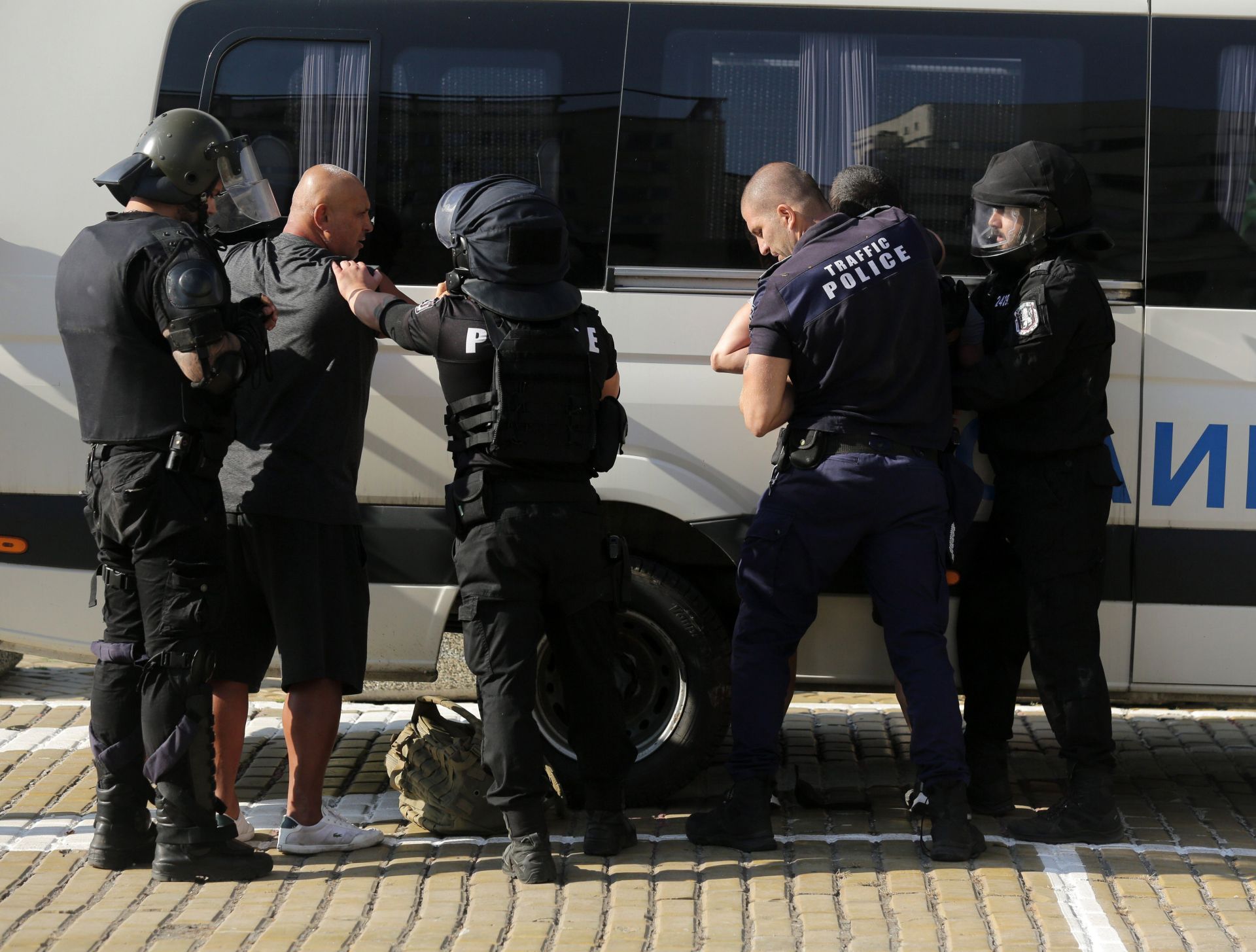 Мъже, които бяха задържани и бяха изведени от протеста от полицията