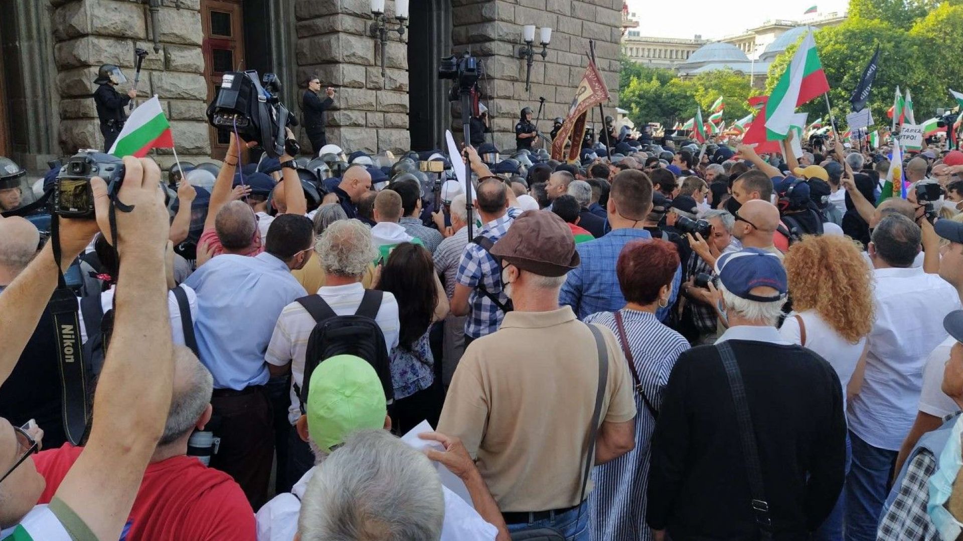 Поглед към протеста през обектива на Dir.bg