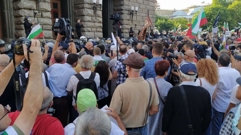 Още в 8 ч. се стигна до ескалация на напрежението