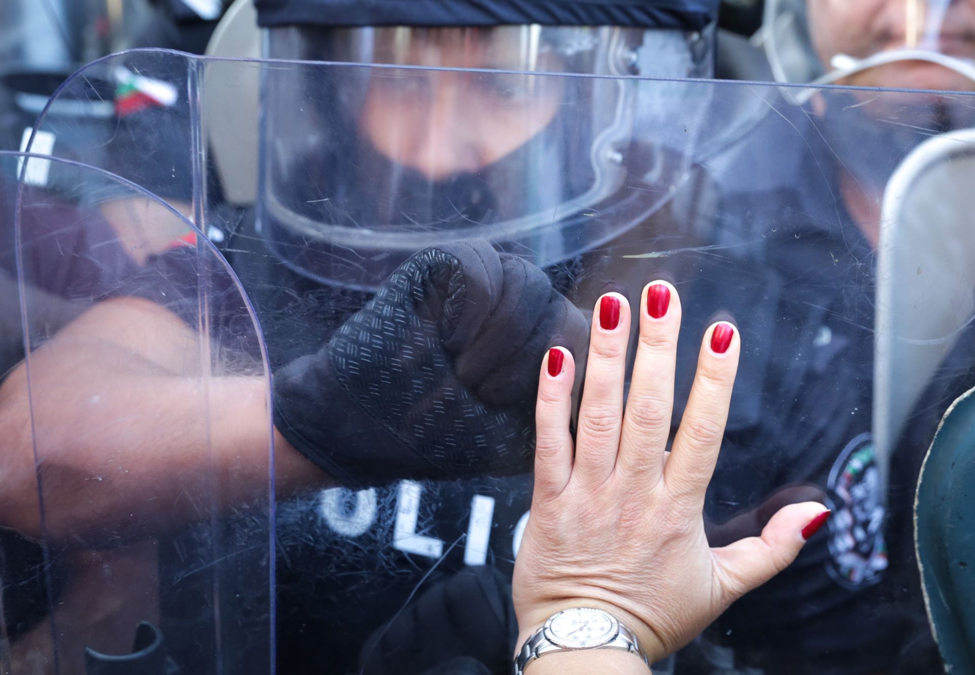 Жена избутва натиска от полицията