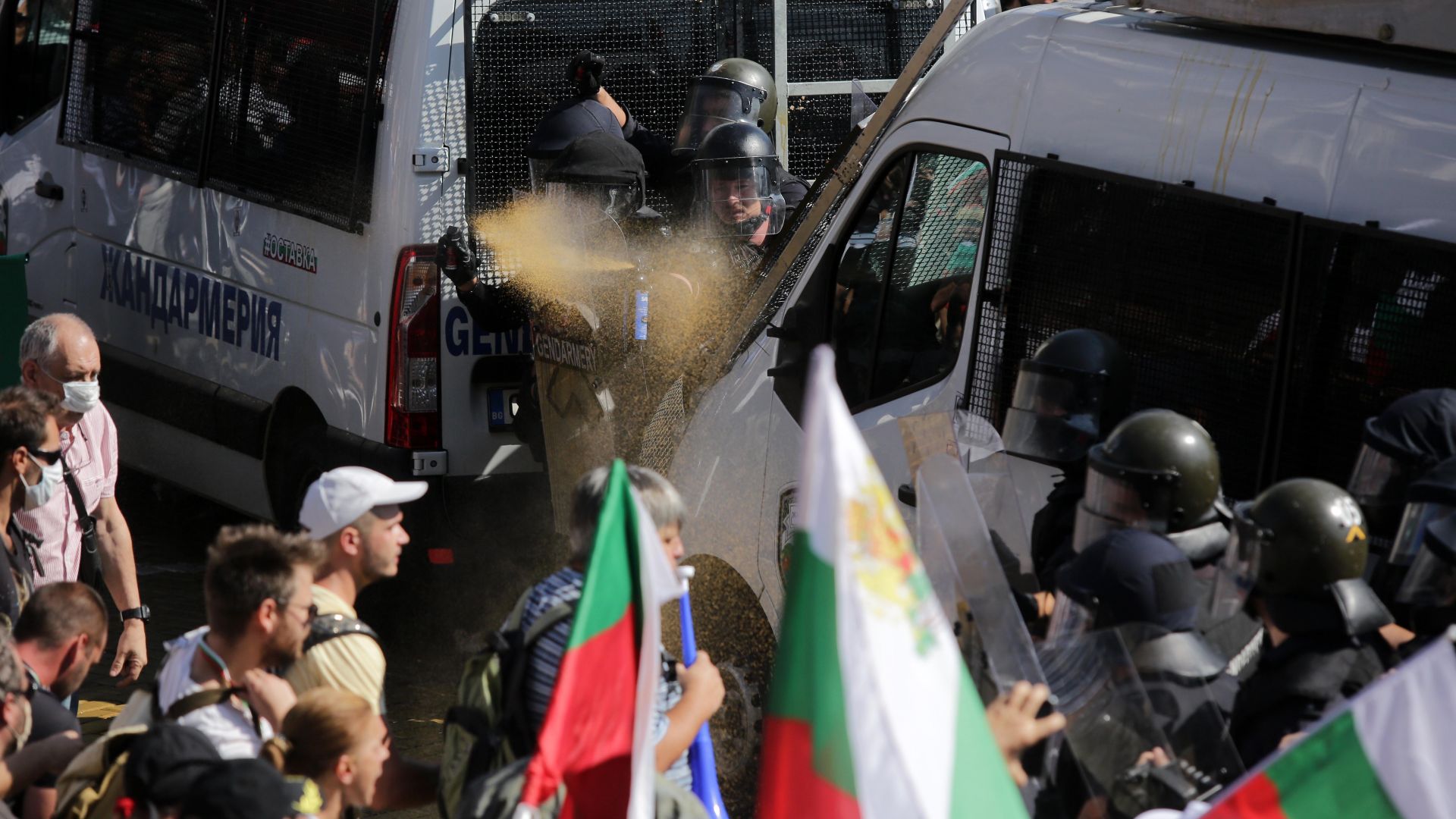 Ябълки и яйца полетяха срещу полицаите пред парламента, опити за преобръщане на автомобили (видео)
