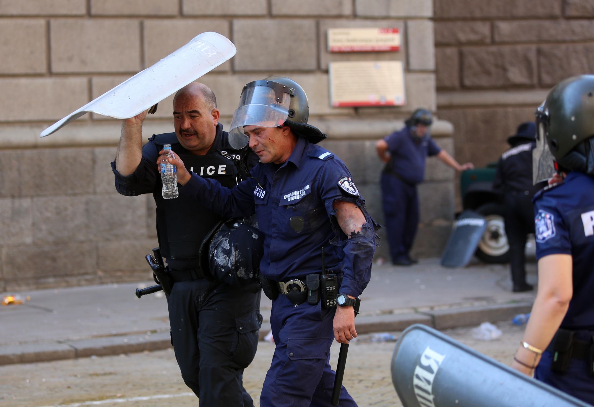 Десетки полицаи пострадаха при непрестанните атаки