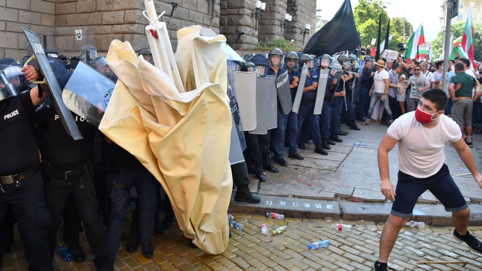 СДВР: 30 от 35 задържани на протеста са криминално проявени привърженици на "Възраждане"