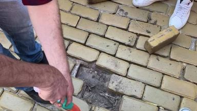 Дупка от изкъртени жълти павета остана пред сградата на бившия