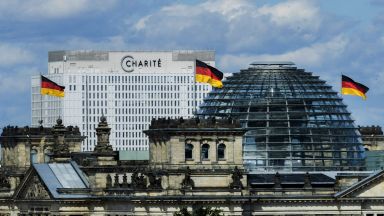 Известният руски опозиционер Алексей Навални е изведен от кома предаде