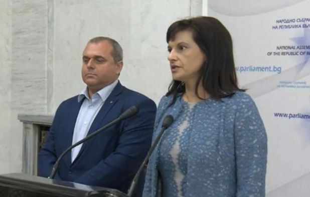 Даниела Дариткова от ГЕРБ и Искрен Веселинов от ВМРО дадоха брифинг за новината