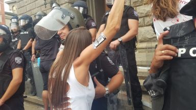 След днешните сблъсъци с полицията пред новата сграда на парламента