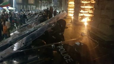 56-и ден протест: Десетки бомбички срещу полицаите, стигна се до сблъсъци, има ранени (снимки)