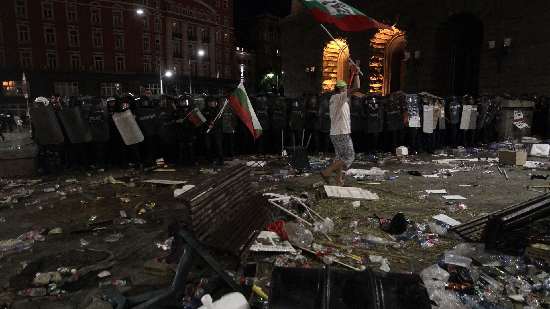 Пуснаха четиримата, задържани заради атаката срещу полицаите на протеста