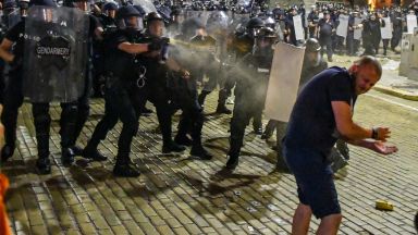 Протестиращи от различни неправителствени организации и парламентарно непрeдставени партии поискаха