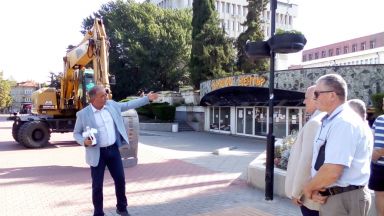 Със символична първа копка стартира ремонта на централния площад Акад Николай