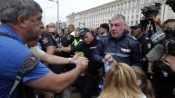 57-и ден: Протестиращи блокираха бул. "Цар Освободител", полицията ги избута (снимки)