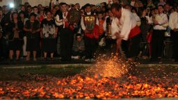 "Опасно" и "културен вандализъм": Археолози зоват патриарха да не забранява нестинарството