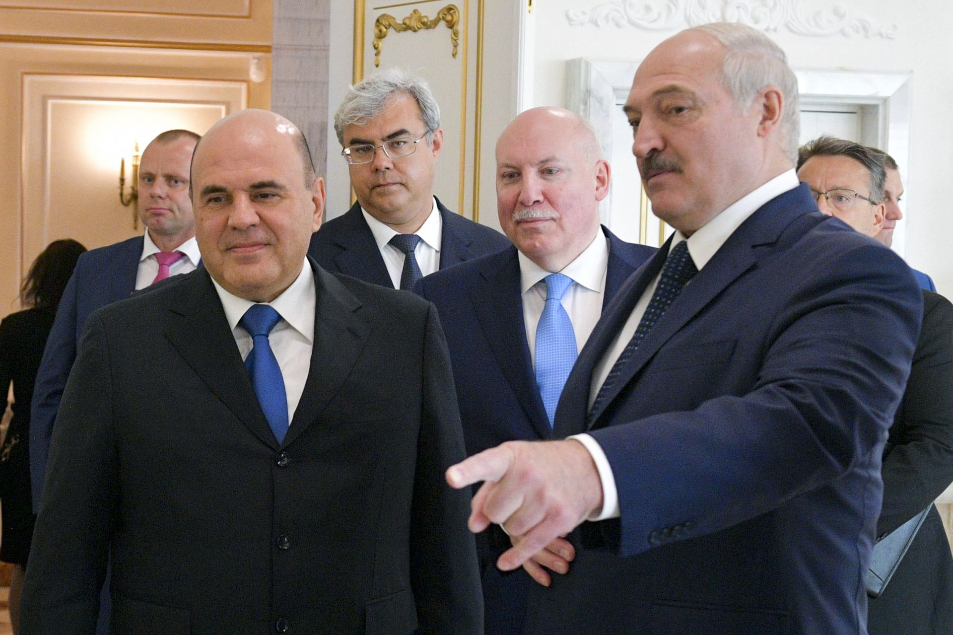 Александър Лукашенко посрещна в Минск руския премиер Михаил Мишустин (вляво)