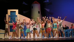 Хитовият мюзикъл "Mamma Mia!" чества своето 60-то представление на сцената в крепостта Цари Мали град