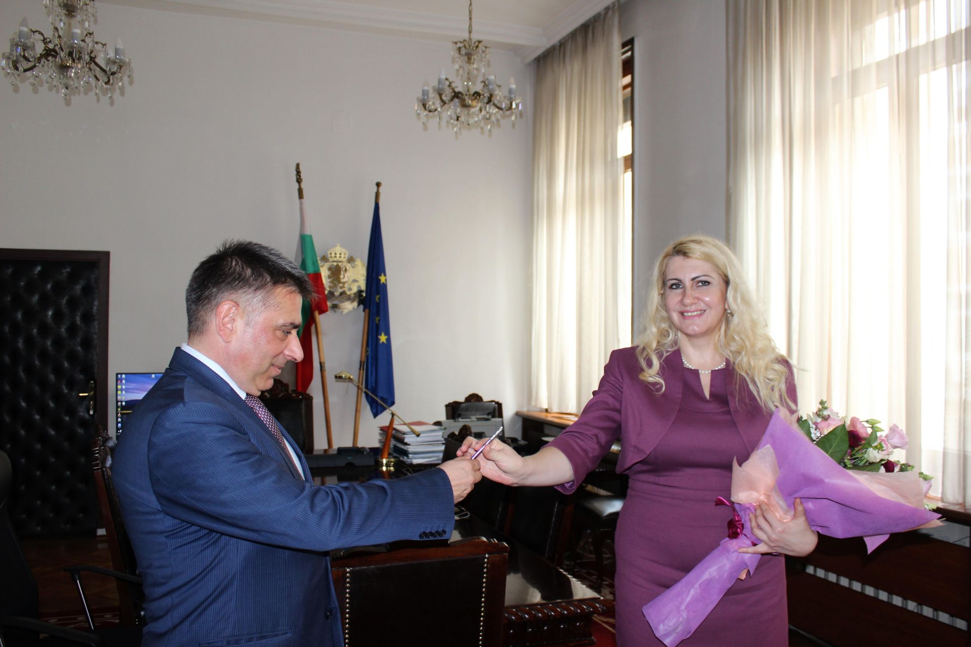 Новият министър на правосъдието Десислава Ахладова прие държавния печат от Данаил Кирилов