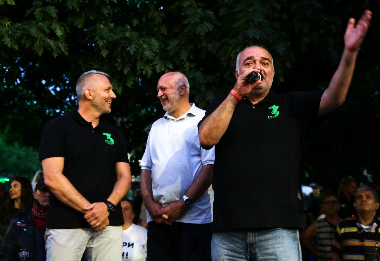 Николай Хаджигенов (ляво), Арман Бабикян (дясно) и Велислав Минеков - т. нар. отровно трио. Напрежението на протеста вчера вечерта е в резултат на грозна театрална постановка на властта, твърди Арман Бабикян