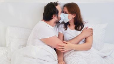 Здравна експертка препоръчва носенето на маски по време на секс 