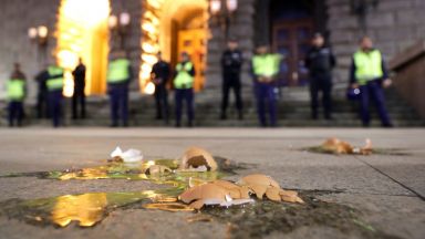 Както България минава икономически между капките с коронавируса засега така