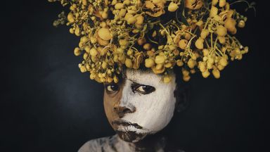 Един "фаранги" в Африка: Фотографът Светлин Йосифов за племената, автоматите и историята на белезите