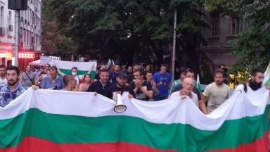 Протестиращи в Пловдив опитаха да нахлуят в хотела, в който бе председателят на НС