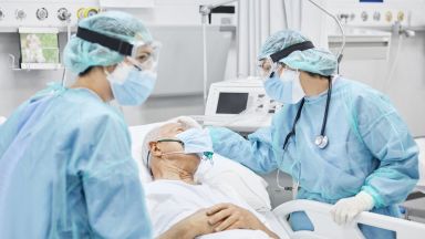 Най малко 7000 медицински специалисти в цял свят са станали жертва