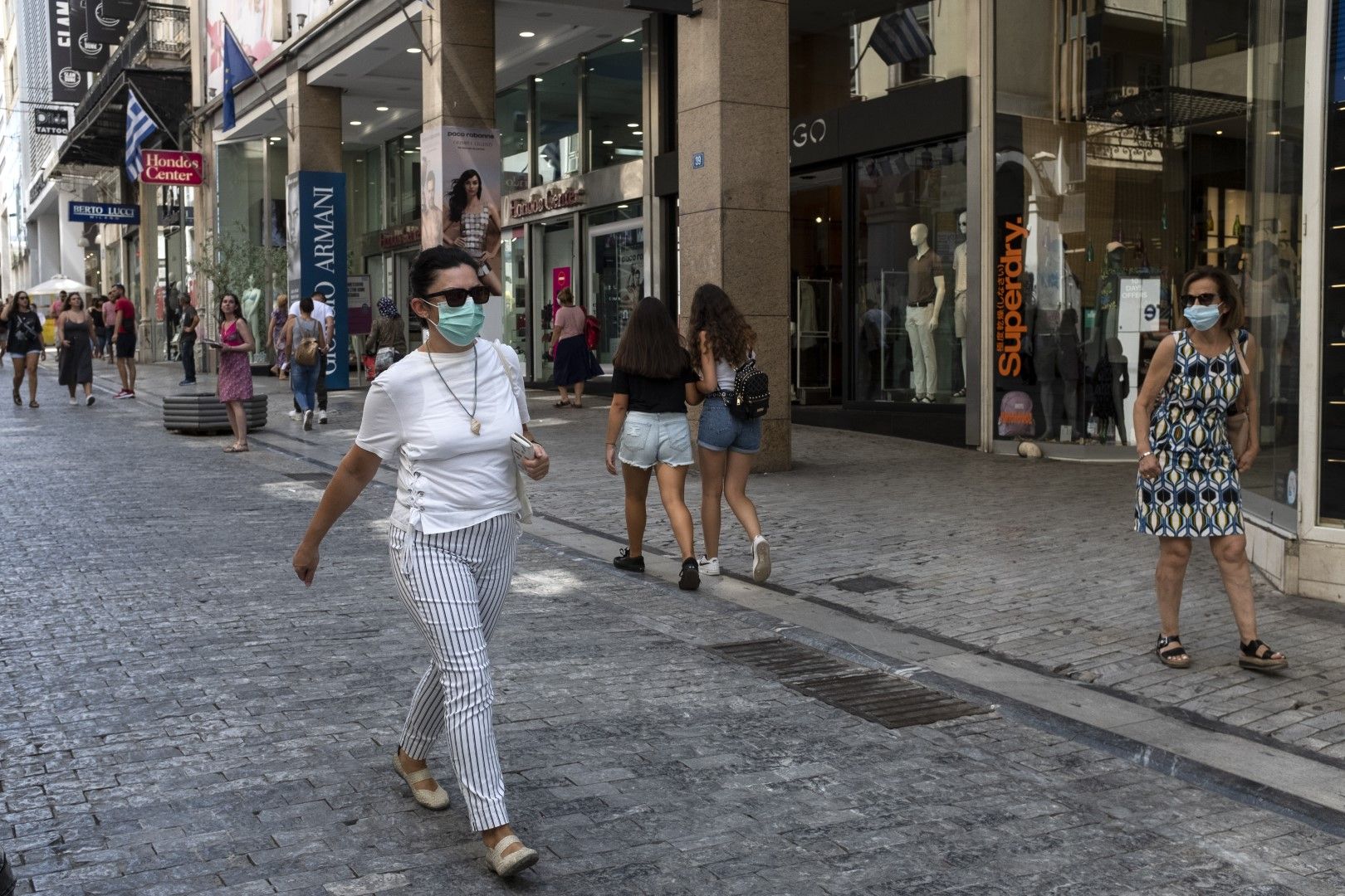По търговска улица в Атина на 3 септември - деня, в който статистическата служба на Гърция съобщи за големия спад в икономиката за второто тримесечие - с 15.2%