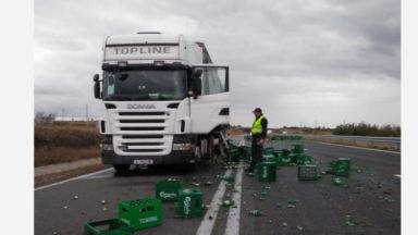 Товарен автомобил влекач с полуремарке е разсипал каси с