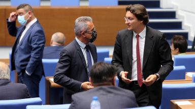 Едва 112 депутати се регистрираха днес и поради липса на