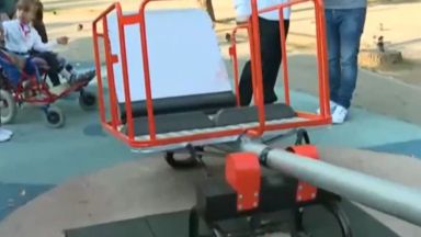 За пореден път вандали счупиха единствената люлка за деца в