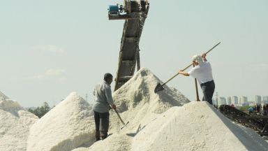 Започна добивът на сол в единствената фирма в България за