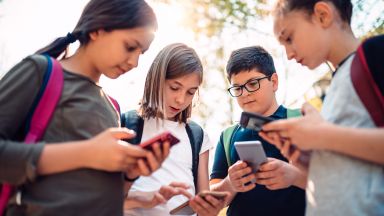 Децата прекарват тройно повече време пред електронни устройства през пандемията