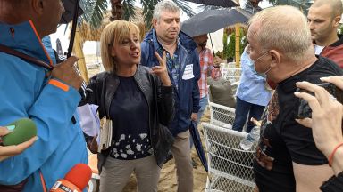 Лидерът на гражданското сдружение Изправи се БГ Мая Манолова беше замервана