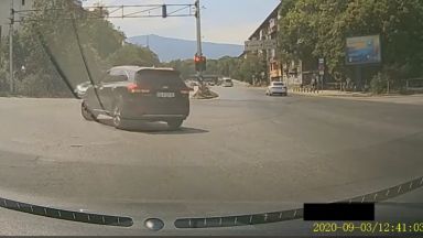 Автомобилът на акционера в Левски Константин Папазов отново беше заснет