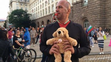 За 58 а вечер протестиращите се събраха в центъра на София