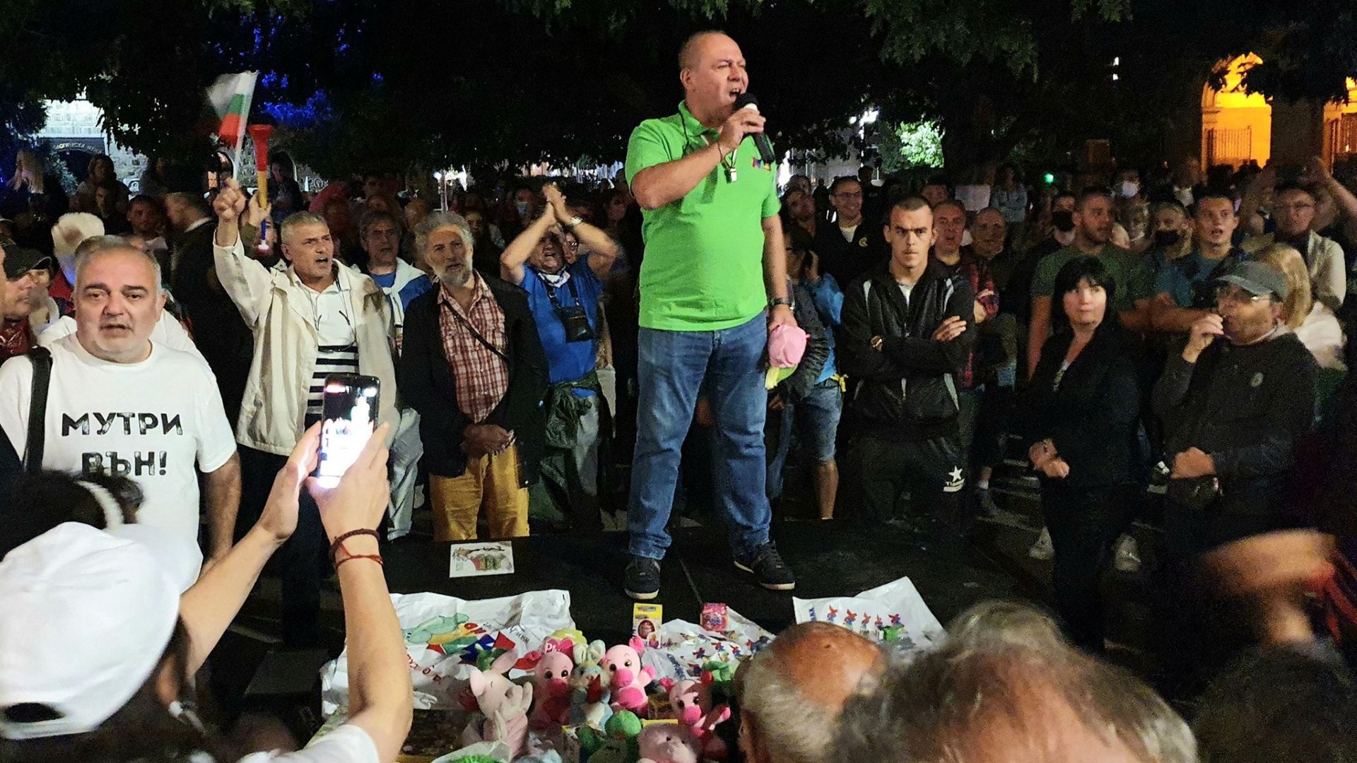 Собственикът на "Хиполенд" говори пред протестиращите