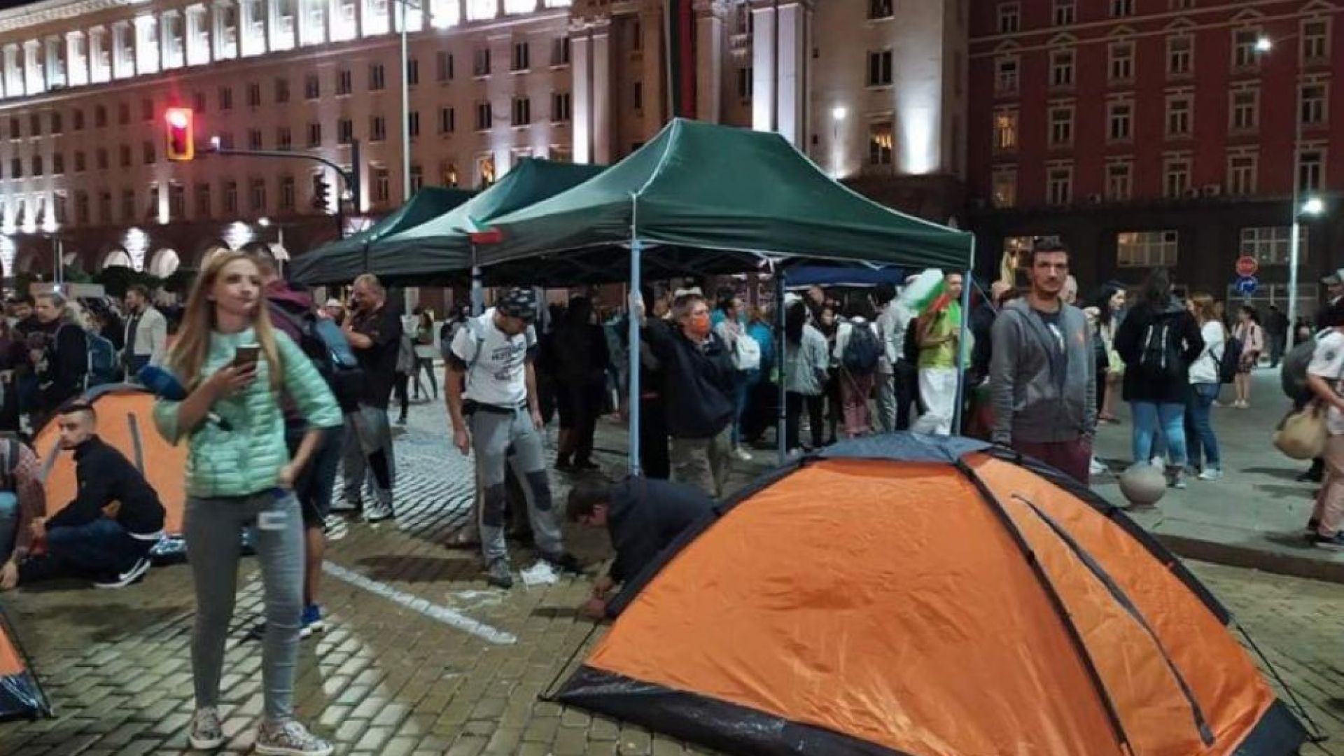 58-и ден на протест: Плюшени играчки и нов палатков лагер пред Министерски съвет (снимки и видео)