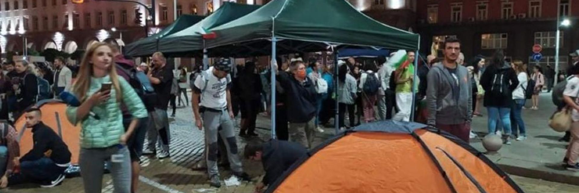 58-и ден на протест: Плюшени играчки и нов палатков лагер пред Министерски съвет (снимки и видео)