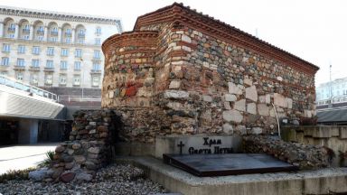 Столичният храм Св Петка Самарджийска е бил поруган с червена