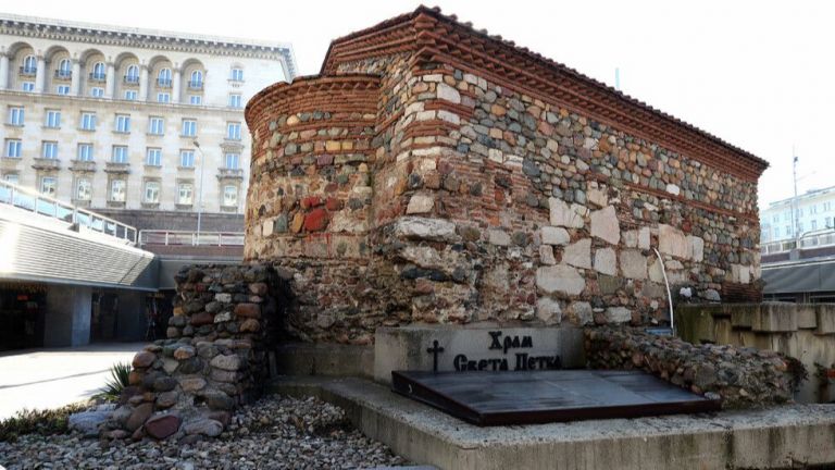 Столичният храм Св. Петка Самарджийска е бил поруган с червена