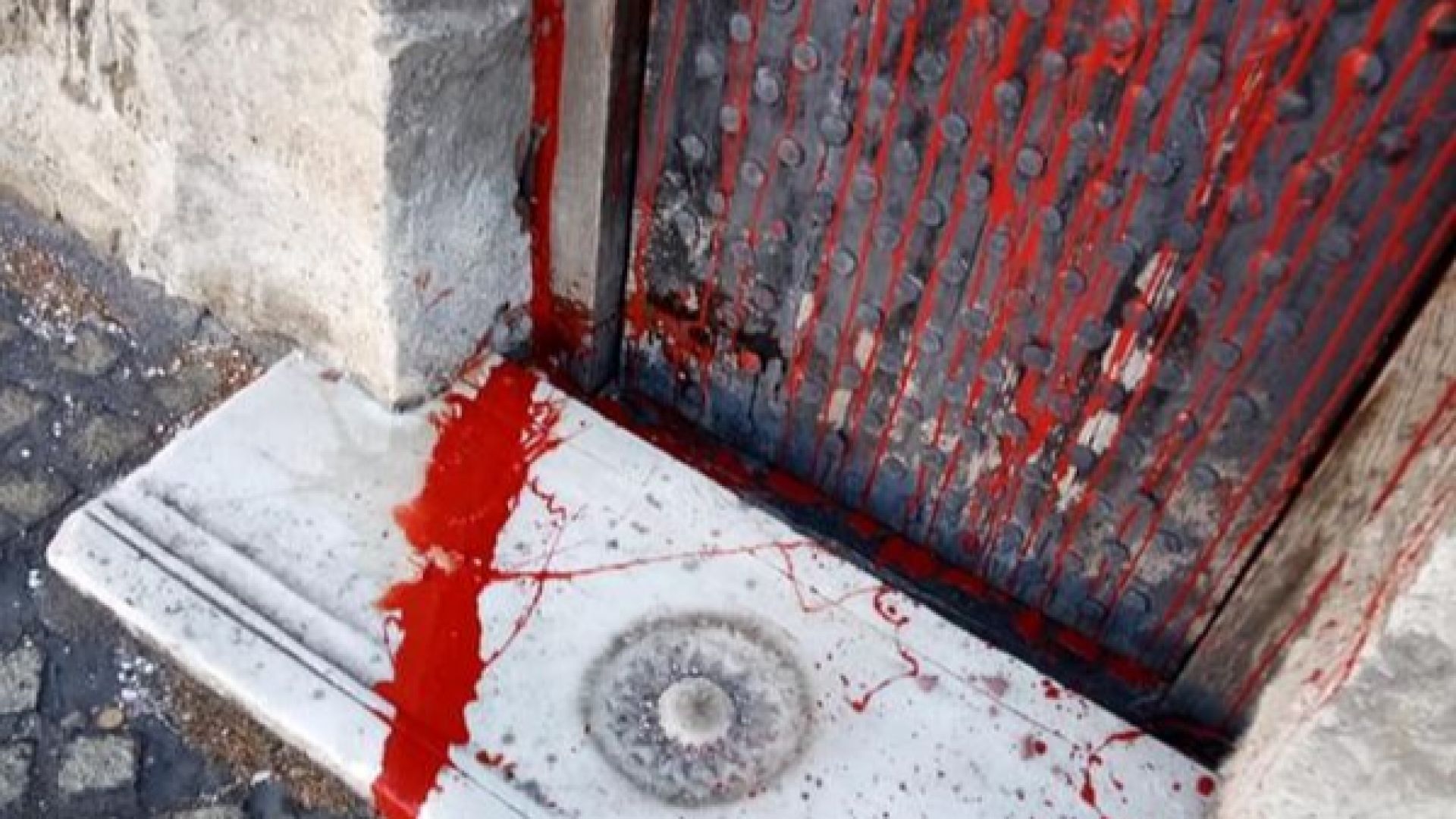 64-годишна жена заляла с червена боя храма "Св. Петка"