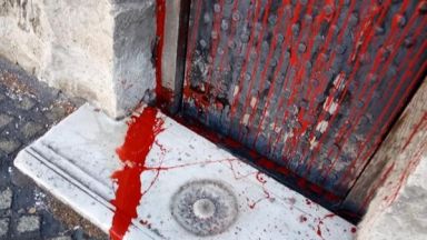 64 годишна жена е заляла с червена боя храма Св Петка