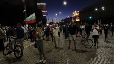 59-ти ден на антиправителствени протести у нас - за кратко бе блокирано движението пред БНБ