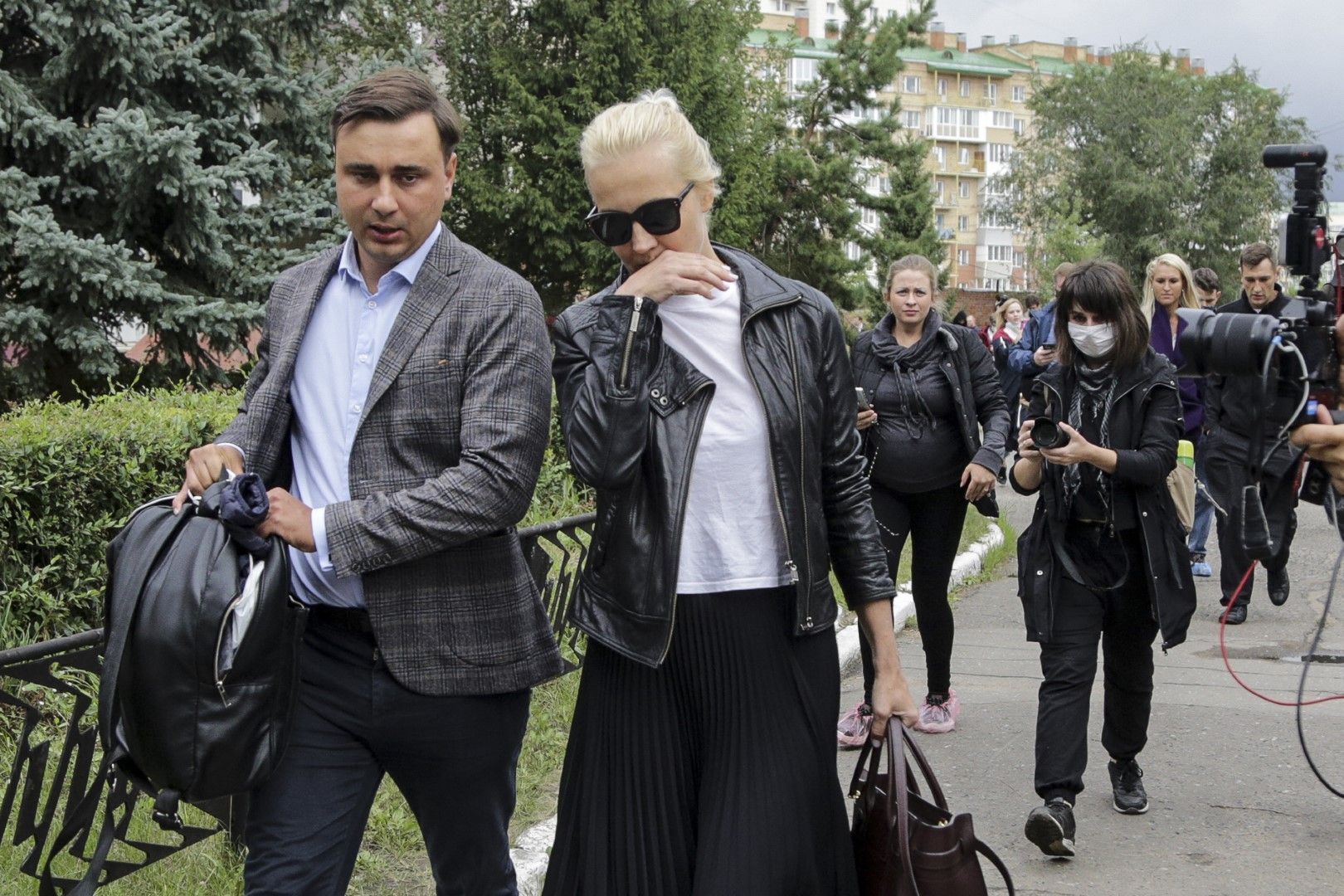 Съпругата на Алексей Навални - Юлия, и неговият сътрудник Иван Жданов, пристигат в болницата в Омск на 21 август, в която бе хоспотализиран опозиционният лидер