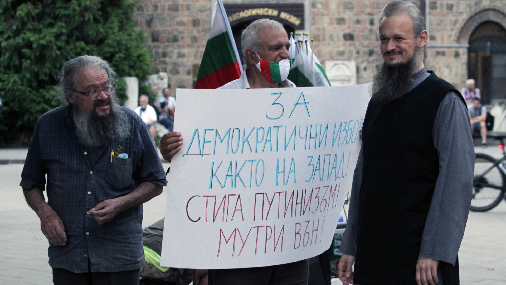  На 61-ия ден на митинги - архимандрит Дионисий и Николай Колев- Босия(ляво), който още веднъж разгласи гладна стачка 